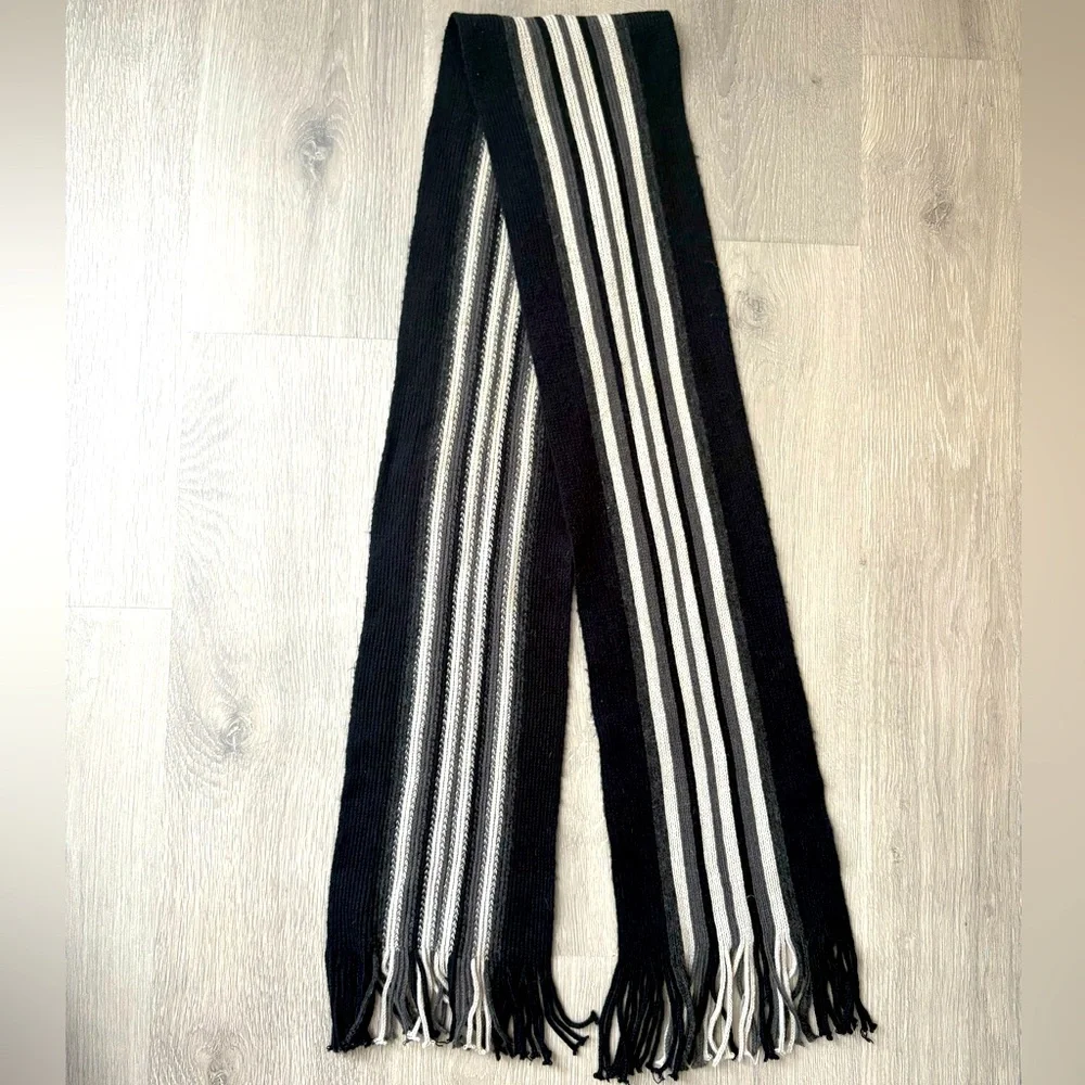 Black and gray knit scarf